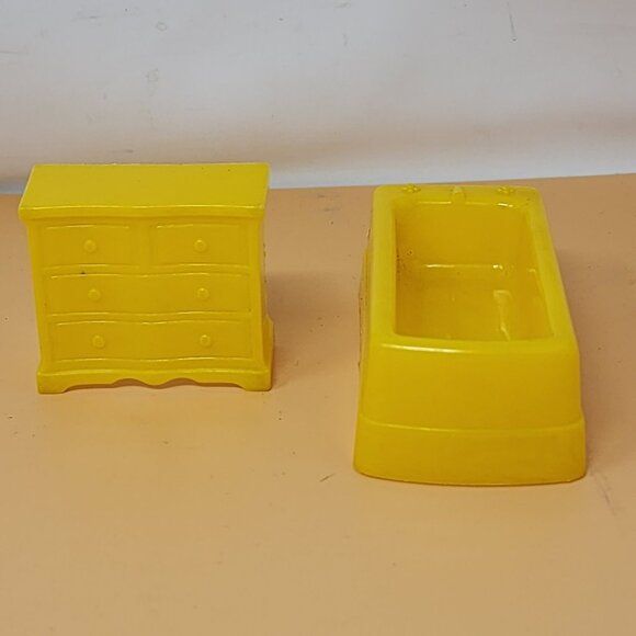 Vintage Superior Dollhouse Furniture Set Red&Yellow With 3 Wine Goblets Plastic - Picture 5 of 13